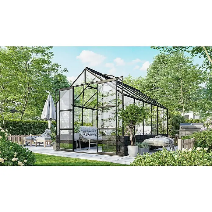 Vitavia Gewächshaus Cassandra 9900 Plus - Außenmaß inkl. Dachüberstand (B x T): 257 x 385 cm, 3 mm, Schwarz/ Basalt - Ein modernes Gewächshaus mit schwarzen Rahmen, umgeben von einem üppigen Garten, bietet eine stilvolle Gartenlösung.