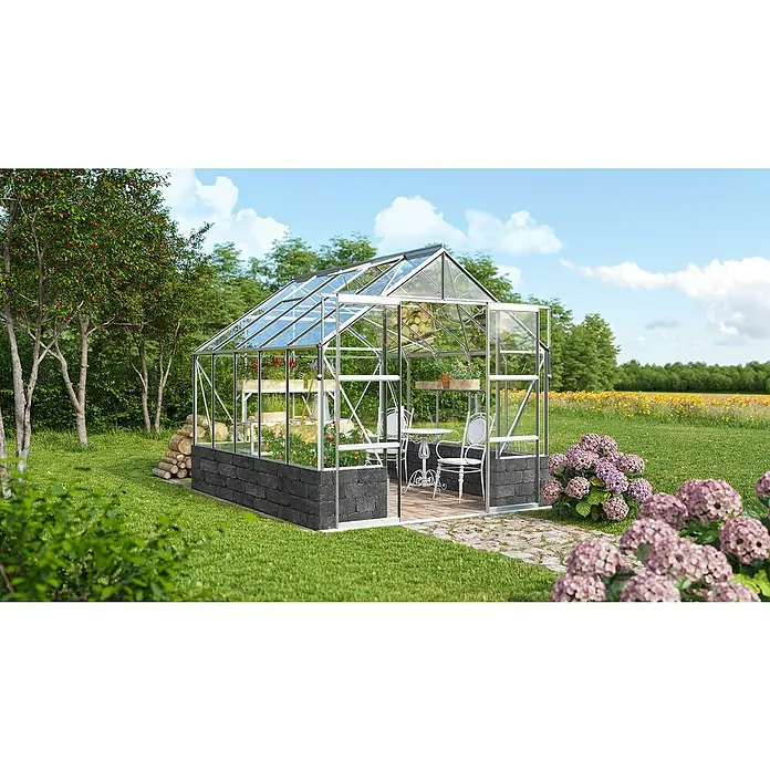 Vitavia Gewächshaus Cassandra 8300 - Außenmaß inkl. Dachüberstand (B x T): 257 x 323 cm, 3 mm, Aluminium/ Basalt - Gewächshaus mit Stahlrahmen, Glaswänden und dunklem Steinsockel, umgeben von üppigem Grün und blühenden Pflanzen für den Garten.