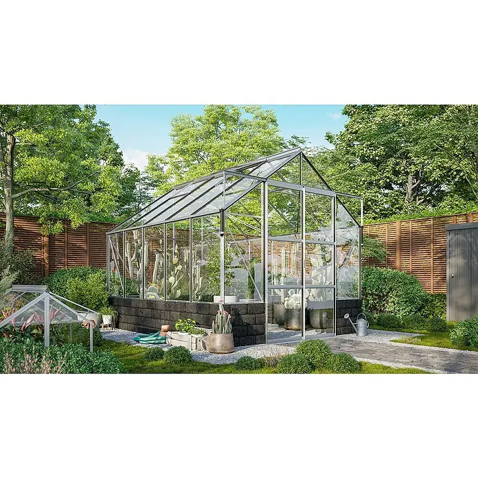 Vitavia Gewächshaus Cassandra 8300 - Außenmaß inkl. Dachüberstand (B x T): 257 x 323 cm, 3 mm, Aluminium/ Basalt - Ein Gewächshaus mit transparenten Glaswänden und einem stabilen Rahmen. Das Gewächshaus ist in einem Garten mit üppigem Grün aufgestellt.