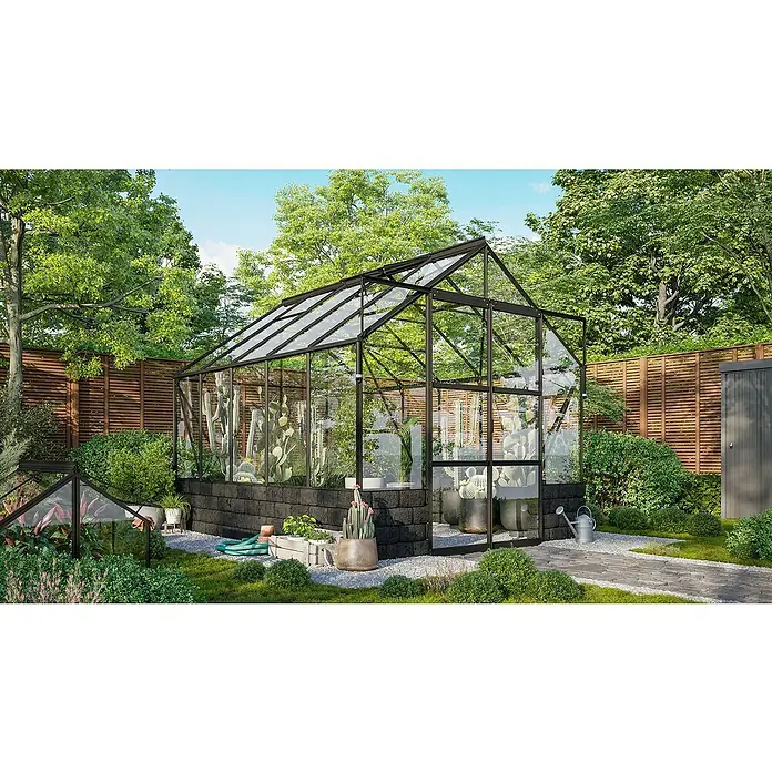 Vitavia Gewächshaus Cassandra 8300 - Außenmaß inkl. Dachüberstand (B x T): 257 x 323 cm, 3 mm, Schwarz/ Basalt - Ein Gewächshaus mit Glaswänden und einem schwarzen Rahmen fügt sich perfekt in einen Garten mit üppigem Grün ein.
