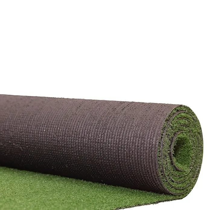Césped artificial Azores - 5 x 2 m, Altura del pelo: 7 mm, 70.000 puntadas/m² - Primer plano de un rollo de césped artificial con fibras verdes y un respaldo oscuro y texturizado sobre un fondo negro.
