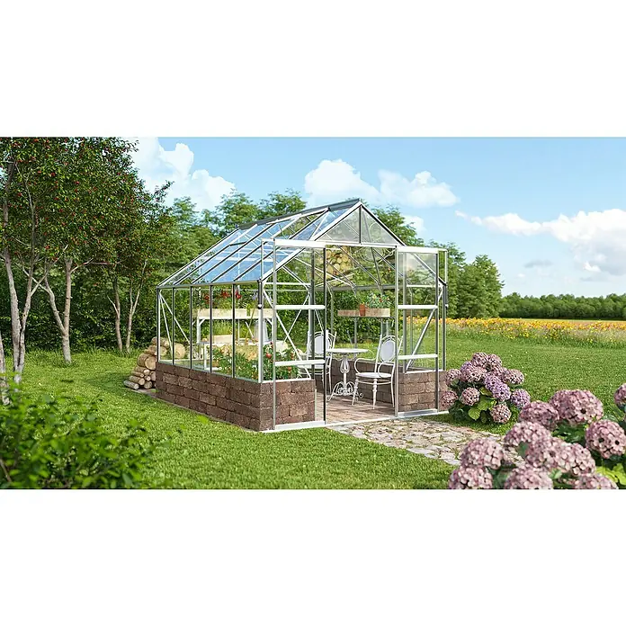 Vitavia Gewächshaus Cassandra 8300 - Außenmaß inkl. Dachüberstand (B x T): 257 x 323 cm, 3 mm, Aluminium/ Herbstlaub - Ein charmantes Gewächshaus mit gläsernen Wänden und einem stabilen Rahmen, umgeben von üppigem Grün und bunten Blumen. Ideal für Pflanzenliebhaber!