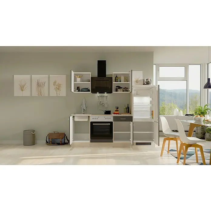 Flex-Well Tiago Küchenzeile - Breite: 220 cm, Höhe: 200 cm, Grau, Mit Elektrogeräten - Helle Küchenzeile mit weißen Schränken, einer schwarzen Dunstabzugshaube und einem offenen Kühlschrank in einem modernen Ambiente.