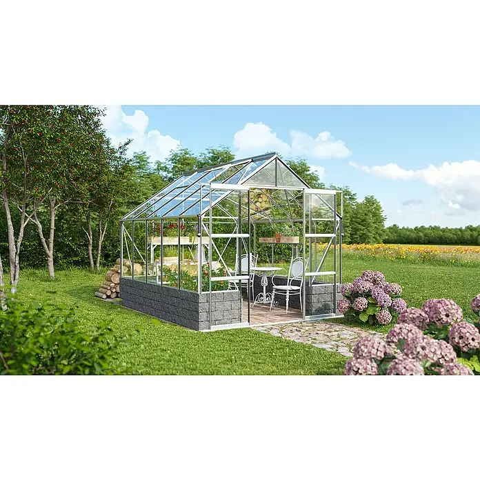 Vitavia Gewächshaus Cassandra 8300 - Außenmaß inkl. Dachüberstand (B x T): 257 x 323 cm, 3 mm, Aluminium - Elegantes Gewächshaus mit Glaswänden und Ziegelbasis, umgeben von üppigem Grün. Ideal für den Garten, um Pflanzen stilvoll zu züchten und zu präsentieren.