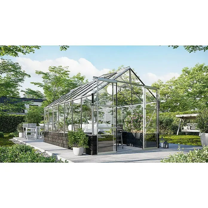 Vitavia Gewächshaus Cassandra 11500 Plus - Außenmaß inkl. Dachüberstand (B x T): 257 x 448 cm, 3 mm, Aluminium/ Basalt - Das Bild zeigt ein modernes Gewächshaus mit Glaswänden und einem silbernen Rahmen, umgeben von einem üppigen Garten.