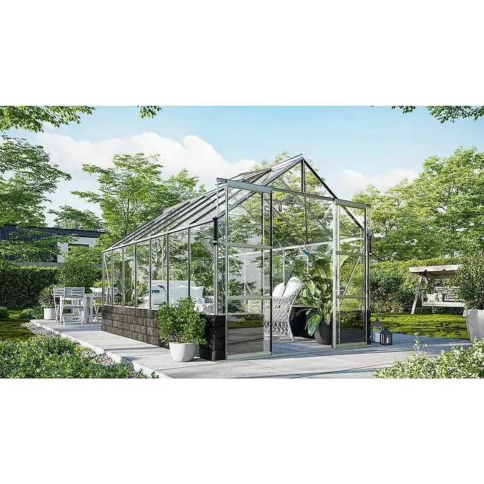 Vitavia Gewächshaus Cassandra 11500 Plus - Außenmaß inkl. Dachüberstand (B x T): 257 x 448 cm, 3 mm, Aluminium/ Basalt - Ein modernes Gewächshaus mit Glaswänden und Aluminiumrahmen, umgeben von Grün, das einen hellen und einladenden Außenbereich schafft.
