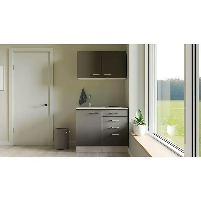Flex-Well Tiago Miniküche - Breite: 100 cm, Grau, Mit Elektrogeräten - Modernes Waschbecken mit grauen Schränken und Arbeitsplatte. Ein Fenster bringt viel Tageslicht in den Raum.