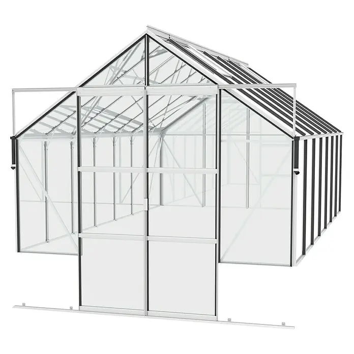 Vitavia Gewächshaus Cassandra 11500 Plus - Außenmaß inkl. Dachüberstand (B x T): 257 x 448 cm, 3 mm, Aluminium - Das Bild zeigt ein Gewächshaus mit Schiebetüren. Das Gewächshaus ist aus transparentem Material gefertigt und hat ein Metallgestell.