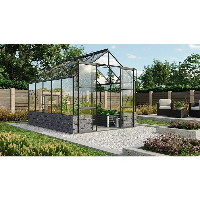 Vitavia Gewächshaus Cassandra 8300 - Außenmaß inkl. Dachüberstand (B x T): 257 x 323 cm, 3 mm, Schwarz - Ein Gewächshaus mit Pflanzen steht im Garten, umgeben von Rasen und Steinplatten. Im Hintergrund befindet sich eine Sitzecke mit Sesseln.