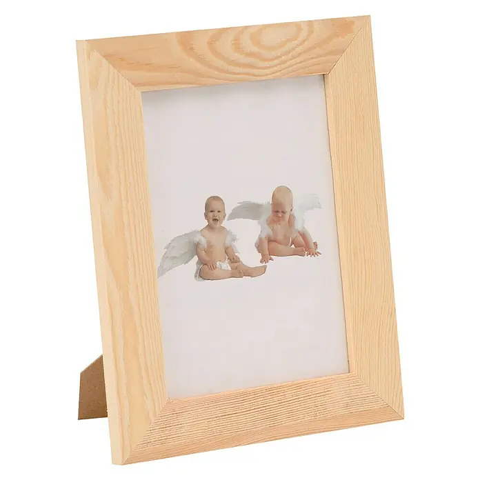 Glorex Bilderrahmen - Natur/Hellbraun, 22,5 x 17,5 cm, Holz - Holzbilderrahmen mit dem Bild von zwei Babys mit Engelsflügeln, der auf einem Tisch steht, rustikal und dekorativ.