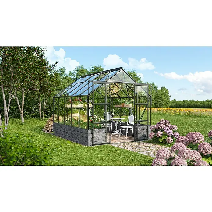 Vitavia Gewächshaus Cassandra 8300 - Außenmaß inkl. Dachüberstand (B x T): 257 x 323 cm, 3 mm, Schwarz - Bild eines Gewächshauses mit Stahlrahmen, Glasfenstern und Steinbasis in einem Garten mit blühenden Hortensien und Bäumen.