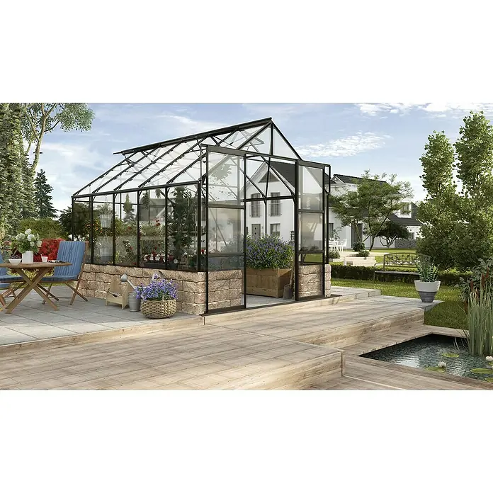 Vitavia Gewächshaus Cassandra 8300 - Außenmaß inkl. Dachüberstand (B x T): 257 x 323 cm, 3 mm, Schwarz - Dieses Bild zeigt ein Gewächshaus mit schwarzem Rahmen, das auf einer Terrasse mit einem kleinen Teich steht und eine friedliche Gartenszene bietet.