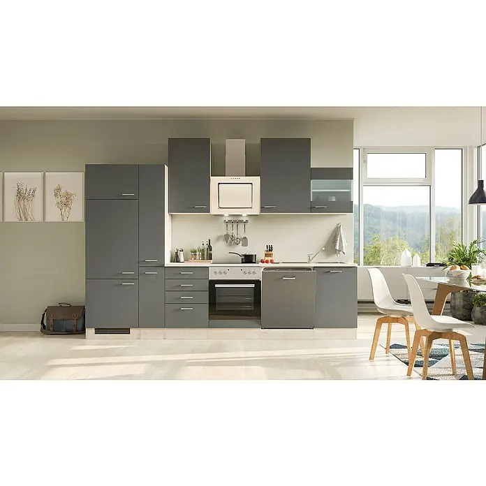 Flex-Well Tiago Küchenzeile Typ 2 - Breite: 310 cm, Grau, Mit Elektrogeräten - Eine moderne graue Küche mit weißen Akzenten und Blick auf eine grüne Landschaft durch ein großes Fenster.