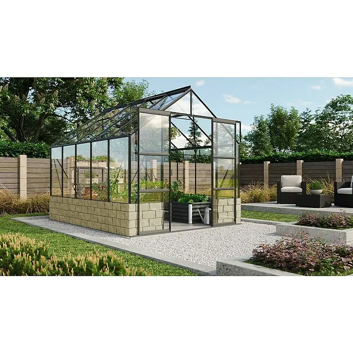 Vitavia Gewächshaus Cassandra 8300 - Außenmaß inkl. Dachüberstand (B x T): 257 x 323 cm, 3 mm, Schwarz - Ein Gewächshaus mit Glaswänden, einer Steinbasis und einem offenen Eingang, umgeben von einem Garten mit Pflanzen und Sitzgelegenheiten.