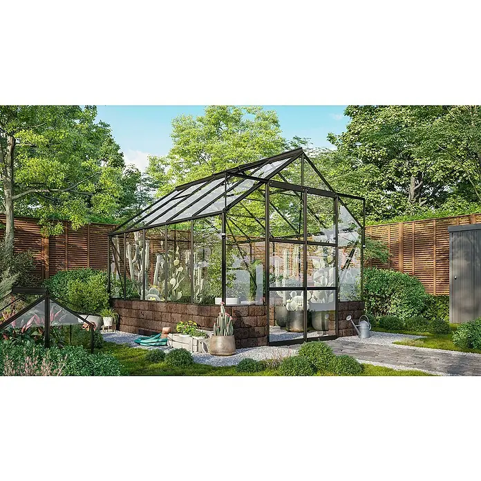 Vitavia Gewächshaus Cassandra 8300 - Außenmaß inkl. Dachüberstand (B x T): 257 x 323 cm, 3 mm, Schwarz/ Herbstlaub - Ein Gewächshaus aus Glas und Metall steht im Garten, umgeben von Grünpflanzen. Das Gewächshaus bietet den Pflanzen Schutz.
