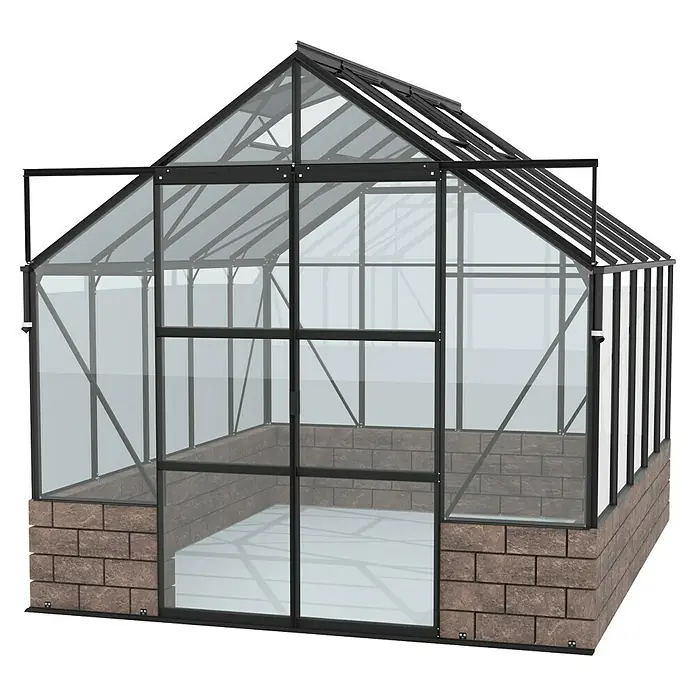 Vitavia Gewächshaus Cassandra 8300 - Außenmaß inkl. Dachüberstand (B x T): 257 x 323 cm, 3 mm, Schwarz/ Herbstlaub - Das Bild zeigt ein Gewächshaus mit Glaswänden und einem schwarzen Rahmen auf einem Steinsockel. Das Gewächshaus hat ein spitzes Dach.