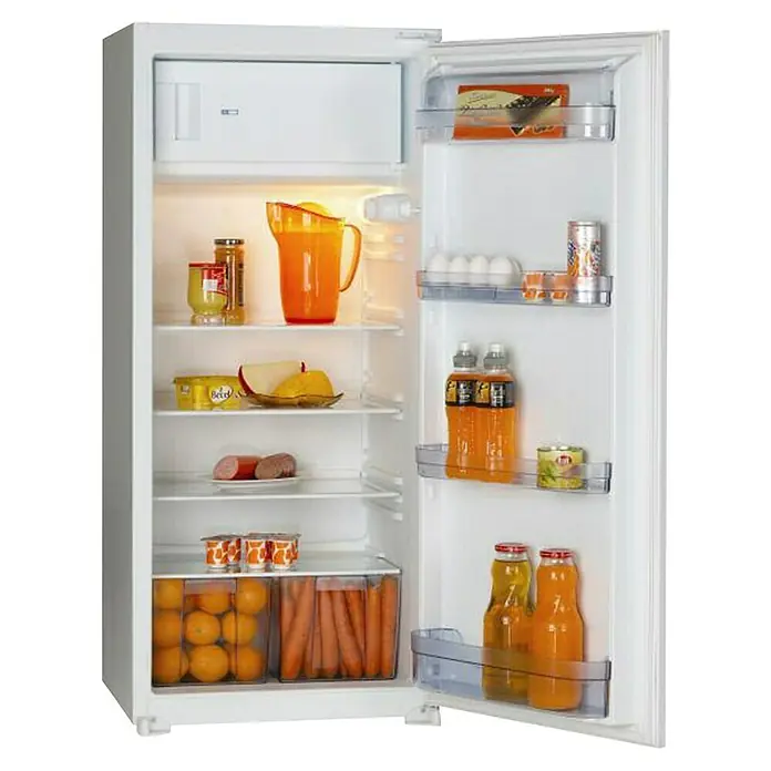 Respekta Premium Küchenzeile GabrielBreite: 290 cm, Weiß, Mit Elektrogeräten - Offener Kühlschrank gefüllt mit Lebensmitteln wie Getränken, Obst und Milchprodukten, alles gut sichtbar.