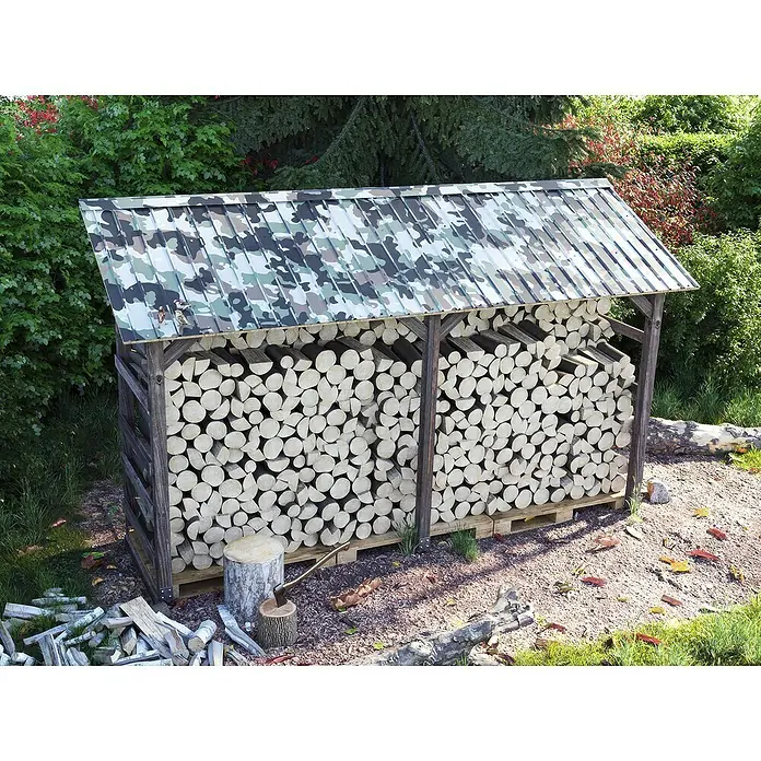 Metdach Dachblech Schwallblech400 cm x 90,6 cm x 0,4 mm, Camouflage - Brennholzunterstand mit Tarnmusterdach, gefüllt mit geschnittenem Holz, neben einem Hackklotz mit Axt und Holzresten.