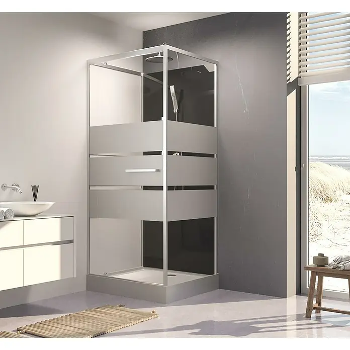 Aurlane Komplettdusche Study 90 - 90 x 90 x 225 cm, Schwarz/Grau/Silber - Das Bild zeigt eine moderne Duschkabine mit Milchglaselementen und einem silbernen Rahmen in einem Badezimmer mit Waschbecken und Fenster.
