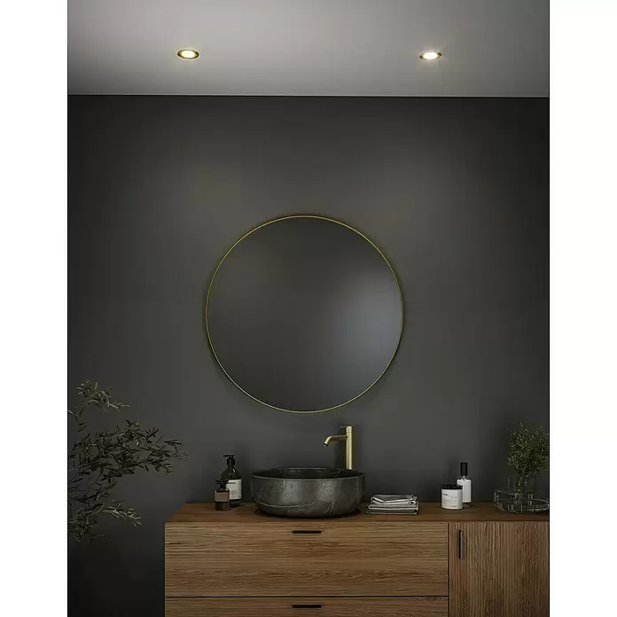 Paulmann Nova LED-Einbauleuchten-Set rund Coin - 3 W, Gold, 3 Stk., Warmweiß - Moderner Badwaschtisch: Holzschrank, dunkles Marmorwaschbecken, goldene Armatur, runder Goldspiegel.