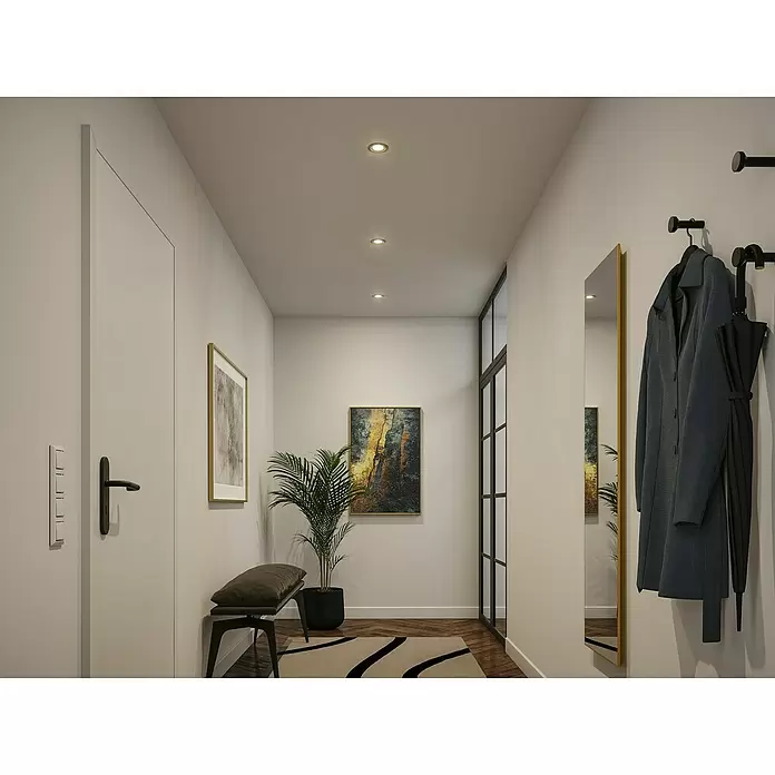 Paulmann Nova LED-Einbauleuchten-Set - 6,5 W, 3 Stk., Warmweiß, Durchmesser: 8,4 cm, Gold - Weiße, verdeckte Tür, die sich einer schrägen Decke in einem modernen Flur anpasst.