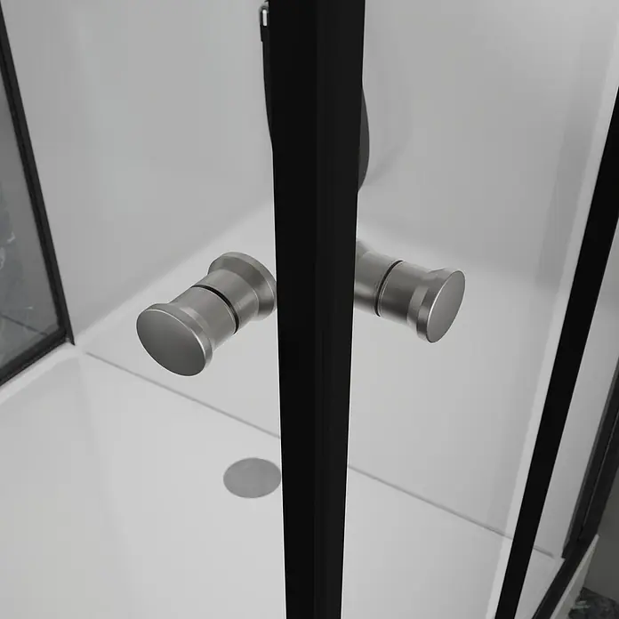 Aurlane Komplettdusche Black Magic - 80 x 110 x 200 cm, Weiß/Schwarz/Silber - Nahaufnahme eines modernen Duschgriffs in Silber, der an einer schwarzen Duschkabine befestigt ist. Stilvolles Baddesign im Detail.