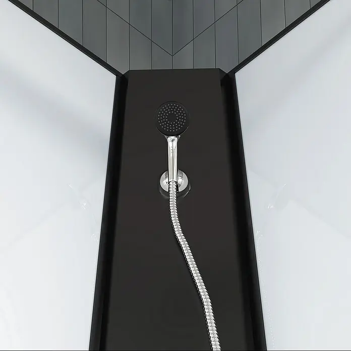 Aurlane Komplettdusche Black & White - 85 x 85 x 200 cm, Weiß/Schwarz - Verchromte Handbrause mit schwarzer Blende und flexiblem Schlauch, montiert an einer dunklen Wand in einer weißen Duschkabine.
