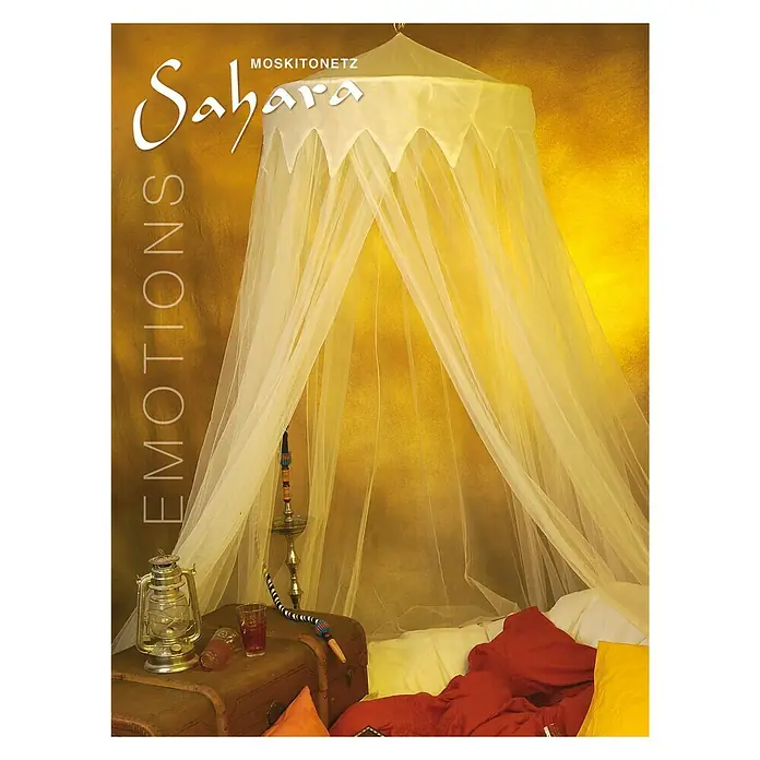 Easy Life Emotions Moskitonetz Sahara - Ø x L: 1.200 x 250 cm, Farbe Netz: Apricot - Das Bild zeigt ein stilvolles Sahara Moskitonetz, das über einem Bett hängt und eine orientalische Atmosphäre schafft.
