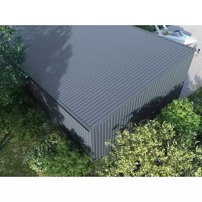 Metdach Dachblech TR35 - 300 cm x 103,5 cm x 0,5 mm, Anthrazit - Luftaufnahme eines dunkelgrauen Wellblechschuppens, umgeben von Grünflächen und einem gepflasterten Bereich mit einem weißen Boot.