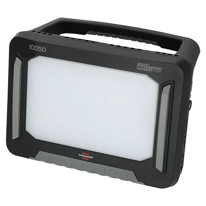 Brennenstuhl Mobiler LED-Strahler Multi Battery Hybridstrahler - L x B x H: 17,7 x 35,4 x 25,8 cm, IP55 - Eine schwarze und graue tragbare LED-Arbeitsleuchte mit Griff und großer weißer Leuchtfläche, mit einem 18V-Multibatteriesystem.