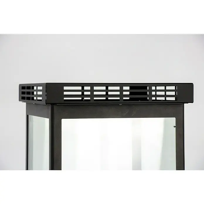 Nora Flames Estufa de exterior de gas Mavros - 8 kW, Altura: 128,5 cm, Negro - Vista detallada de una elegante linterna de jardín negra con una parte superior perforada decorativa, perfecta para crear ambiente en espacios exteriores.