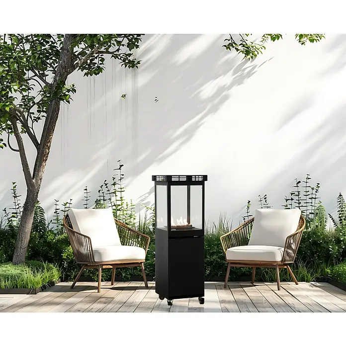 Nora Flames Estufa de exterior de gas Mavros - 8 kW, Altura: 128,5 cm, Negro - Elegante estufa de patio con cerramiento de vidrio y base negra, que proporciona calidez y ambiente a los espacios exteriores.