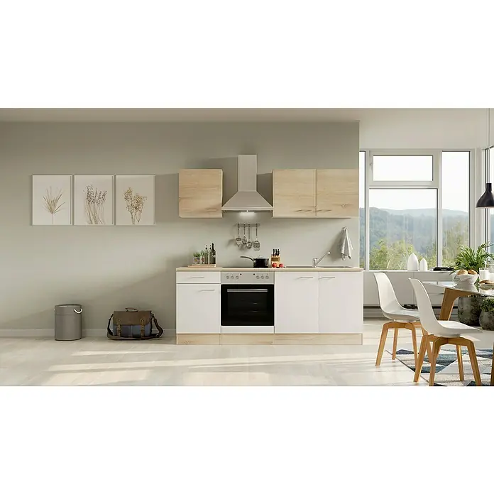 Flex-Well Samoa Singleküche - Breite: 210 cm, Weiß/Braun, Mit Elektrogeräten - Eine moderne Küche mit weißen Unterschränken und hellen Holz-Hängeschränken unter einer Edelstahl-Dunstabzugshaube.