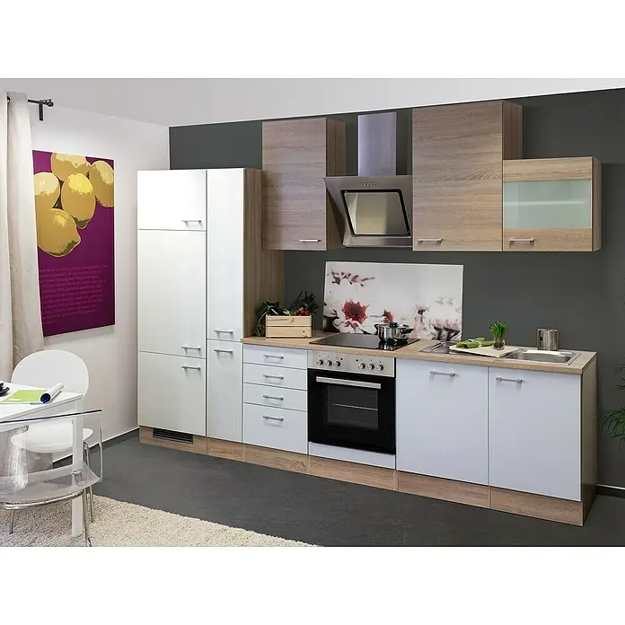 Flex-Well Samoa Küchenzeile - Breite: 310 cm, Höhe: 234 cm, Weiß/Braun, Mit Elektrogeräten - Helle Küche mit weißen Unterschränken, Schubladen und einem hochschrank, sowie Hängeschränke in Holzoptik und einer Dunstabzugshaube aus Edelstahl.
