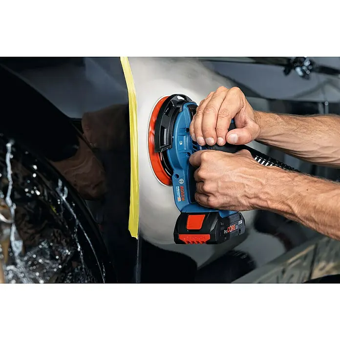 Bosch Professional AMPShare 18V Akku-Exzenterschleifer GEX 18V-150-3 - 18 V, Ohne Akku, Durchmesser Schleifteller: 150 mm - Ein Mann verwendet einen Bosch Akku-Poliermaschine GPO 18V-150 C Professional, um die Oberfläche eines schwarzen Autos zu polieren.