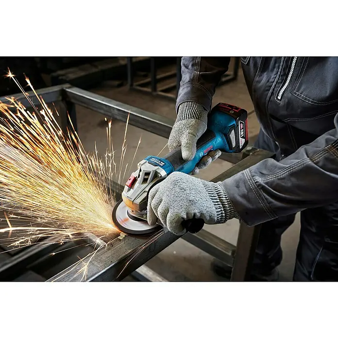 Bosch Professional AMPShare 18V Maschinen-Set 3-Tool-Kit - 18 V, 2 Akkus, 2 Ah - 4 Ah, 7 -tlg. - Ein Arbeiter benutzt einen Bosch Winkelschleifer, um Metall zu schneiden, wobei Funken sprühen. Das Werkzeug ist blau und schwarz und der Arbeiter trägt Handschuhe.