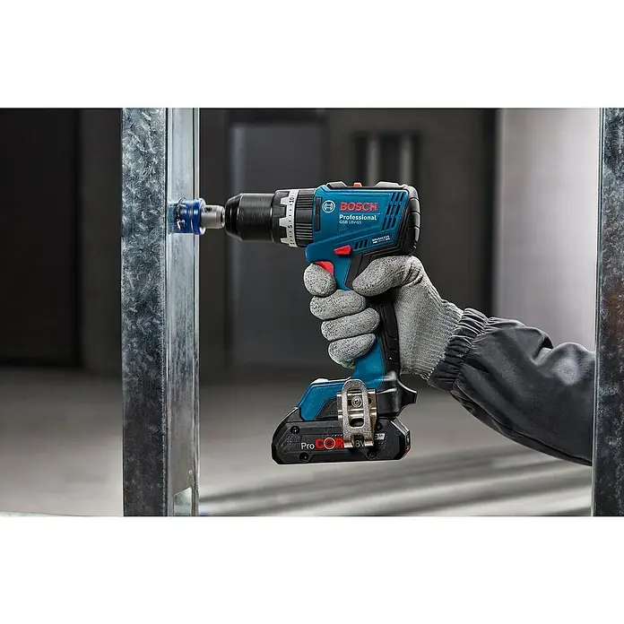 Bosch Professional AMPShare 18V Akku-Schlagbohrschrauber GSB 18V-65 - 18 V, 2 Akkus, 2 Ah - 4 Ah, 65 Nm - Das Bild zeigt einen Bosch Professional GSB 18V-65 Akku-Bohrschrauber in Aktion beim Bohren in ein Metallstück.