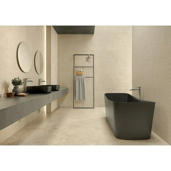 Revestimiento de pared Ostuni - 30 x 90 cm, Beige, Mate, Rectificado - Un baño moderno con una bañera exenta de color antracita y dos espejos redondos sobre un tocador doble de hormigón.