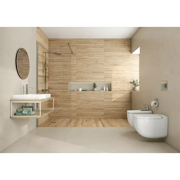 Revestimiento de pared Logan - 30 x 90,2 cm, Arena, Mate, Rectificado - Baño moderno con detalles de madera, lavabo con toallas y ducha a ras de suelo. El diseño es luminoso y acogedor.