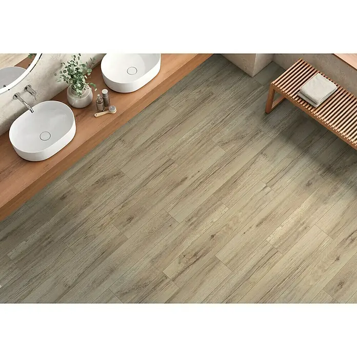Pavimento porcelánico Kenia - 20 x 120 cm, Natural, Mate, Rectificado - Diseño moderno de baño con baldosas de imitación madera, lavabos sobre encimera y banco de madera para un espacio elegante.