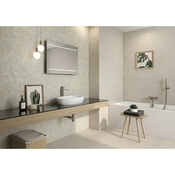 Pavimento porcelánico Yafra - 60 x 60 cm, Arena, Mate, Rectificado - Elegante baño con mueble de lavabo, espejo iluminado, bañera y decoración elegante para un ambiente moderno.