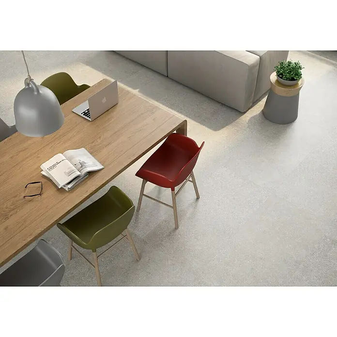 Pavimento porcelánico Yafra - 60 x 60 cm, Gris, Mate, Rectificado - Interior atractivo con una mesa de madera, sillas coloridas y una elegante lámpara colgante. Inspiración ideal para espacios modernos.
