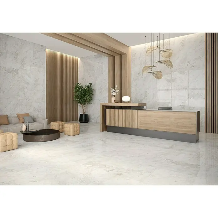 BHS Showroom Pavimento porcelánico Marble Paonazzo Slim - 80 x 160 cm, Blanco, Brillante, Rectificado - Elegante vestíbulo con elegante mostrador de recepción de aspecto madera, paredes de mármol y una acogedora zona de estar. Iluminación moderna que acentúa el ambiente lujoso.