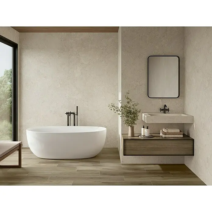 Pavimento porcelánico Kenia - 20 x 120 cm, Natural, Mate, Rectificado - Baño luminoso con bañera exenta, tocador con espejo y suelos de madera para un ambiente moderno y relajante.