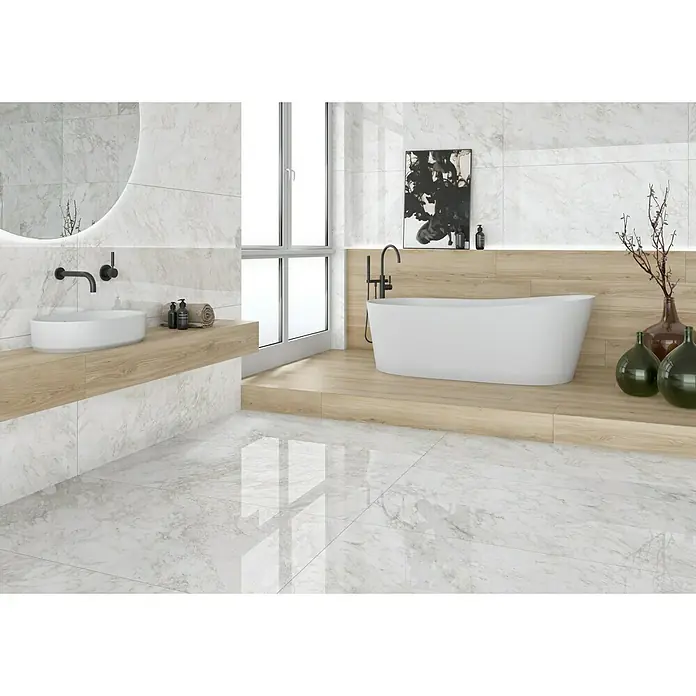 BHS Showroom Pavimento porcelánico Marble Paonazzo Slim - 80 x 160 cm, Blanco, Brillante, Rectificado - Un baño moderno con baldosas de mármol brillantes, una bañera independiente y una encimera de madera. Las baldosas del baño son lo más destacado.