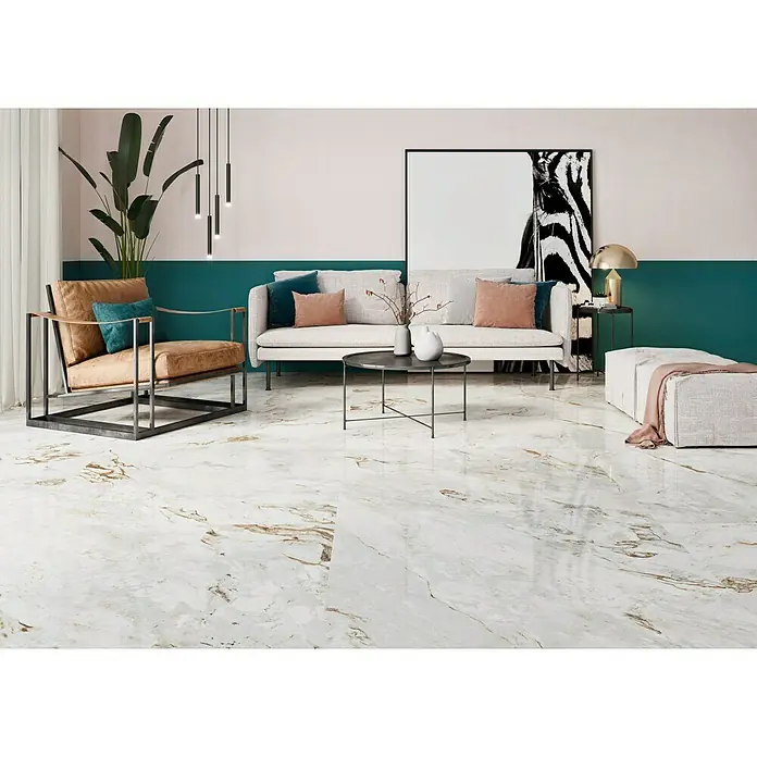 BHS Showroom Pavimento porcelánico Mármore Paraná - 90 x 90 cm, Blanco, Mate, Rectificado - Suelo de baldosas de mármol en un elegante salón con muebles claros y toques de color. Las baldosas brillantes reflejan la luz.