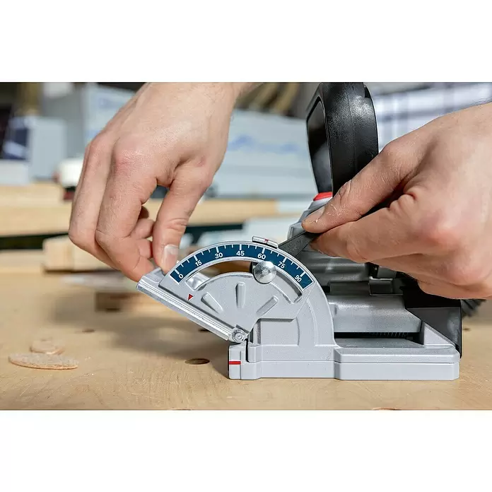 Bosch Professional AMPShare 18V Akku-Flachdübelfräse GFF 18V-22 - 18 V, Ohne Akku, Leerlaufdrehzahl: 11.000 U/min - Hände stellen den Winkel an einer grau-schwarzen Flachdübelfräse ein, mit Winkelskala von 0 bis 90 Grad.