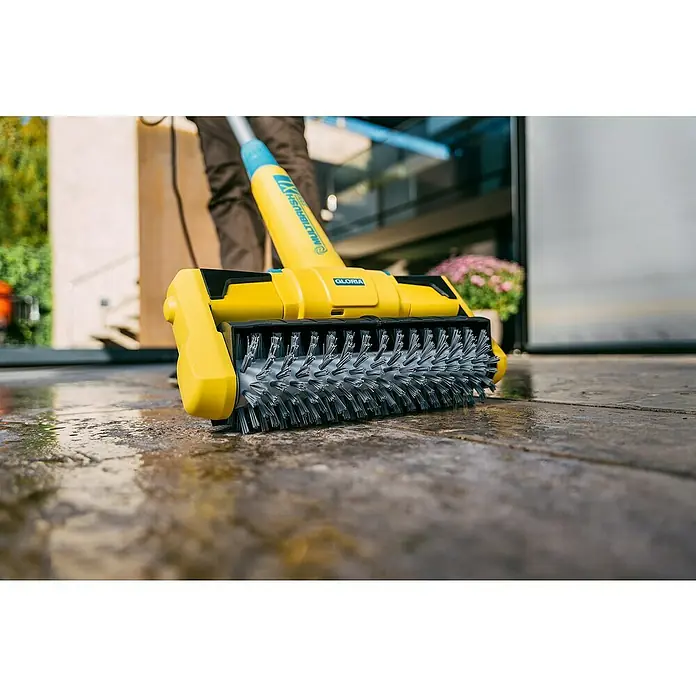 Gloria Bodenreinigungsbürste Multibrush XL - 500 W, Arbeitsbreite: 32 cm, Höhenverstellung: 115 cm - 135 cm - Nahaufnahme einer gelben Gloria MultiBrush Kehrmaschine, die auf einer nassen Oberfläche steht.
