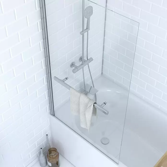 Aurlane Badewannenaufsatz Prime - B x H: 85 x 150 cm, 1 Stk., Silber - Duschwand aus Glas mit integriertem Handtuchhalter aus Chrom, über einer Badewanne montiert. Ein helles Handtuch hängt am Halter.