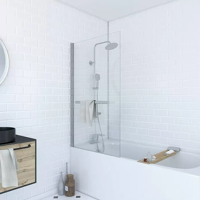 Aurlane Badewannenaufsatz Prime - B x H: 85 x 150 cm, 1 Stk., Silber - Eine Glas-Duschwand trennt den Badewannenbereich in einem modernen Badezimmer mit weißen Metrofliesen.